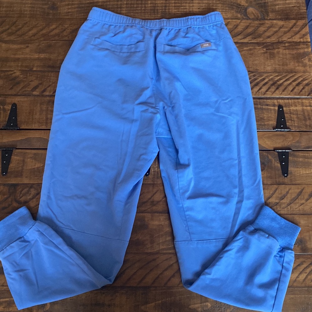 Men’s FIGS scrub set
